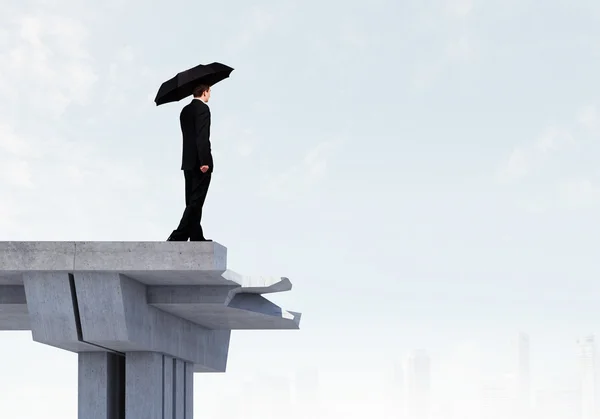 Geschäftsmann auf Brücke — Stockfoto