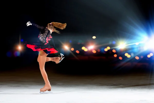 小女孩花样滑冰 — 图库照片