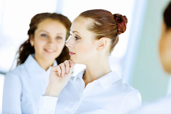 Donne alla presentazione — Foto Stock