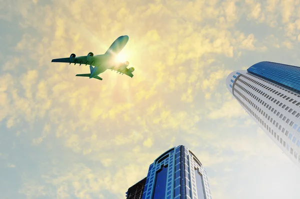 Avión sobre ciudad —  Fotos de Stock