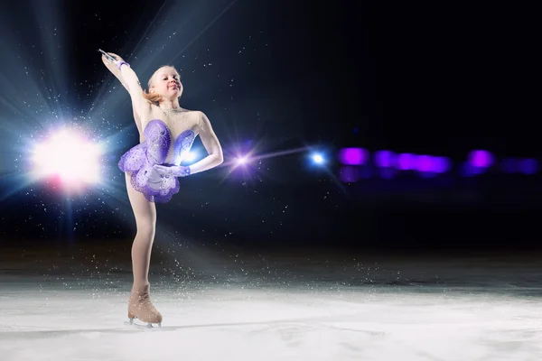 Little girl figure skating — Stock Photo, Image