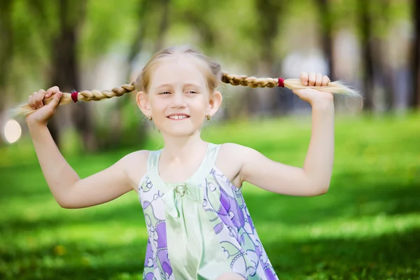 Little girl in park — Stock Photo, Image