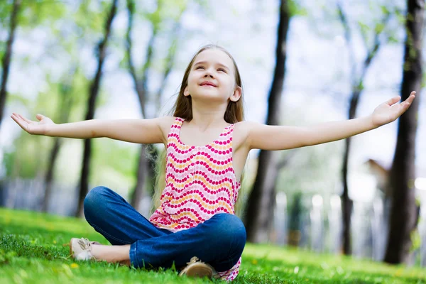 Menina no parque — Fotografia de Stock