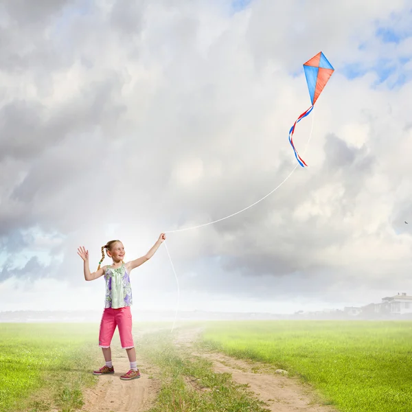 Meisje met kite — Stockfoto