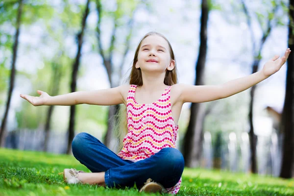 Little girl in park — Stock Photo, Image