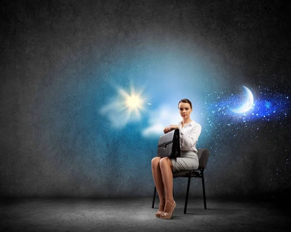 iş kadını sandalyede