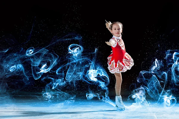 Kleines Mädchen im Eiskunstlauf — Stockfoto