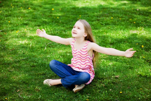 Liten flicka i parken — Stockfoto