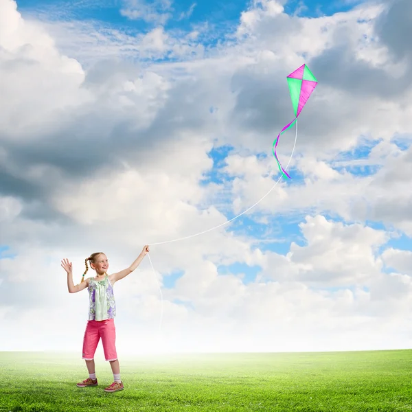Meisje met kite — Stockfoto
