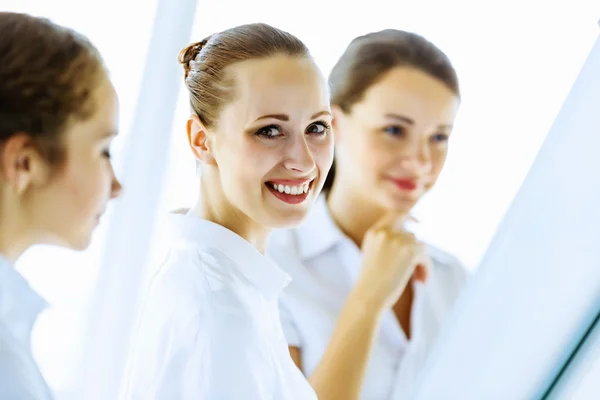 Vrouwen op presentatie — Stockfoto