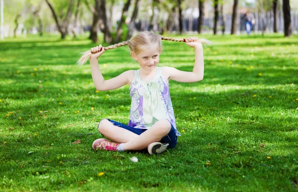 Liten flicka i parken — Stockfoto