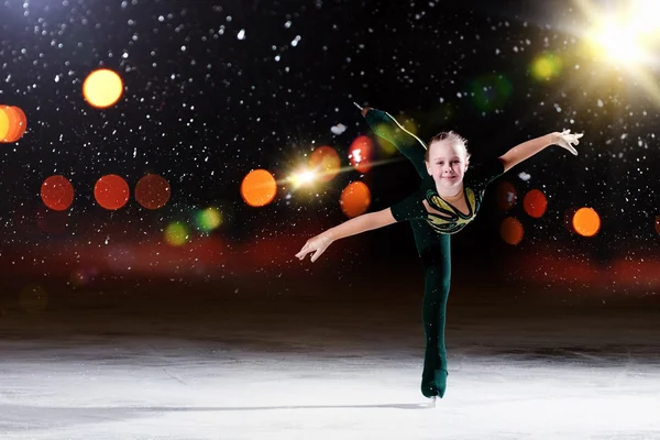 Kleines Mädchen im Eiskunstlauf — Stockfoto