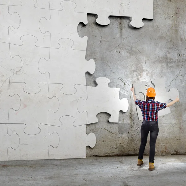 Woman engineer with puzzle — Stock Photo, Image