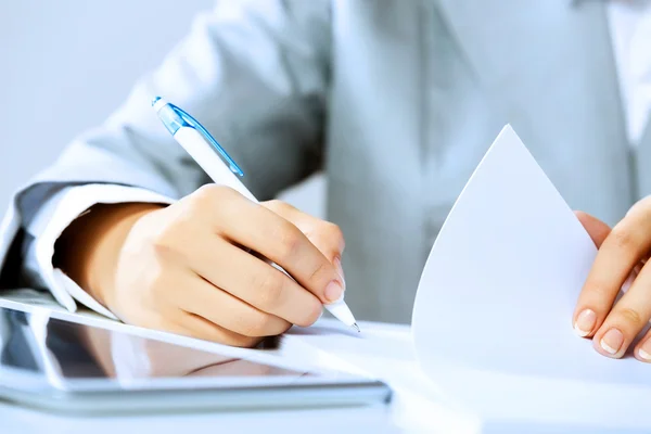 Signing documents — Stock Photo, Image