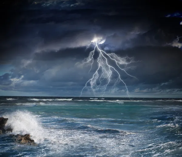 Sturm in der Nacht lizenzfreie Stockbilder