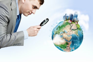 Büyüteç'te görünen adam