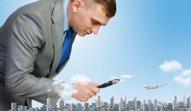 Büyüteç'te görünen adam