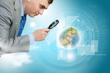 Büyüteç'te görünen adam