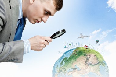 Büyüteç'te görünen adam