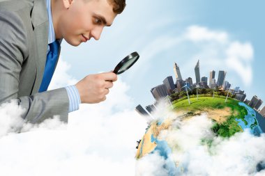 Büyüteç'te görünen adam