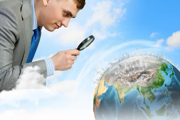 Büyüteç'te görünen adam