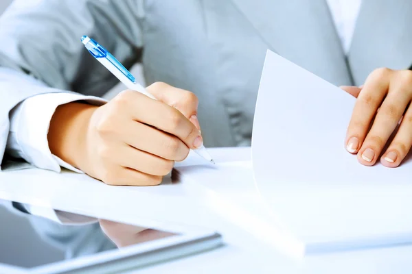 Ondertekenen van documenten — Stockfoto