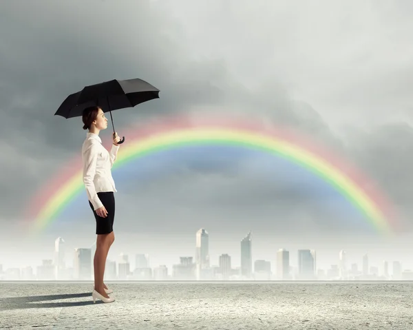 Jovem empresária segurando um guarda-chuva — Fotografia de Stock