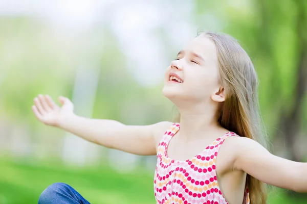 Little girl in park — Stock Photo, Image