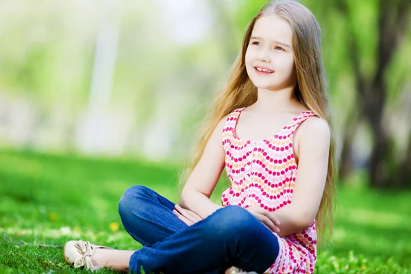 Petite fille dans le parc — Photo