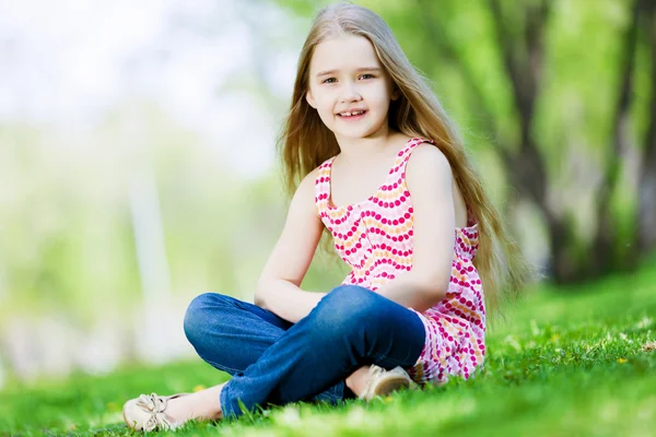 Petite fille dans le parc — Photo