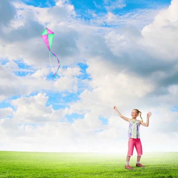 Meisje met kite — Stockfoto