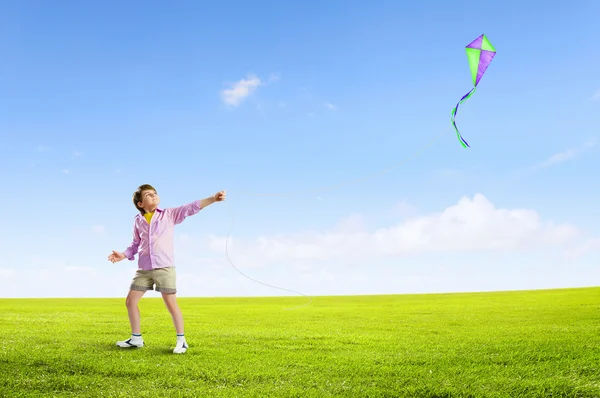 Pojke med kite — Stockfoto