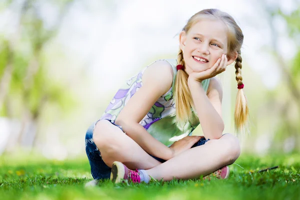 Little girl in park — Stock Photo, Image