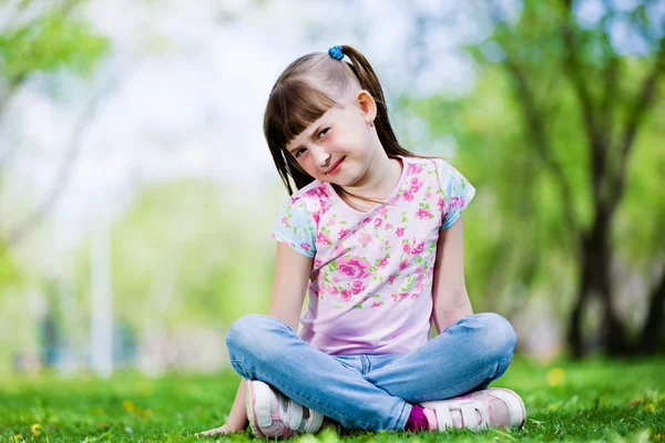 Little girl in park — Stock Photo, Image