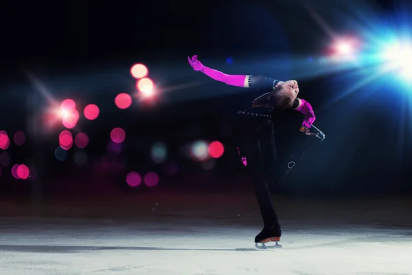 Little girl figure skating — Stock Photo, Image