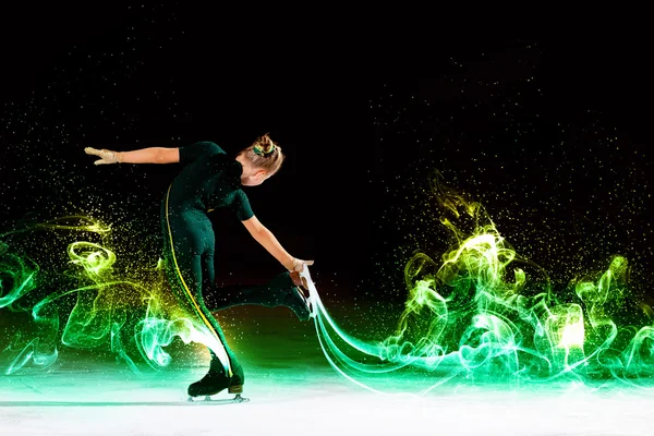 Little girl figure skating — Stock Photo, Image