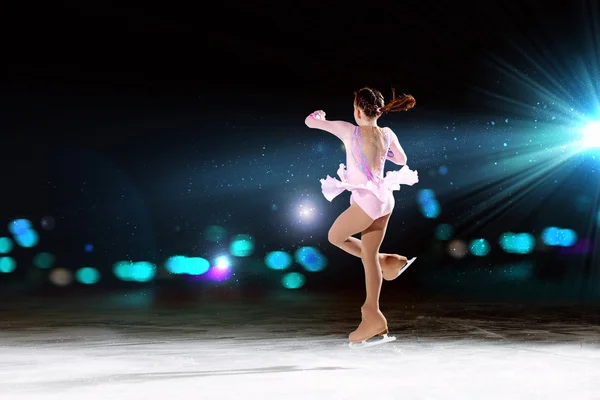 Little girl figure skating — Stock Photo, Image