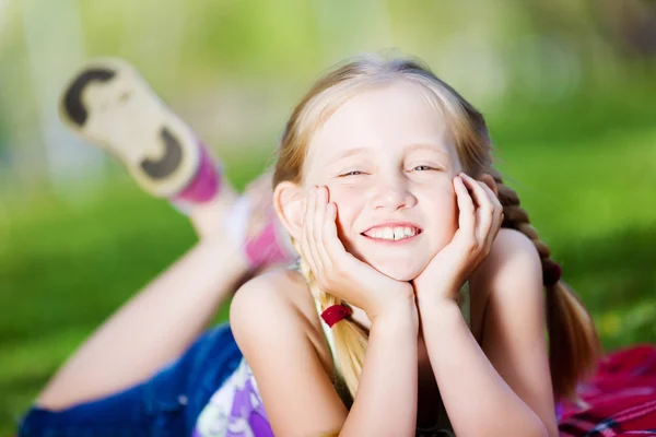 Menina no parque — Fotografia de Stock