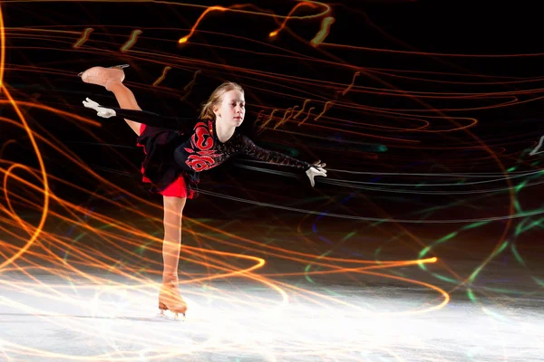 Niña patinaje artístico —  Fotos de Stock