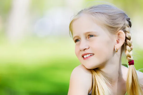 Kleines Mädchen im Park — Stockfoto