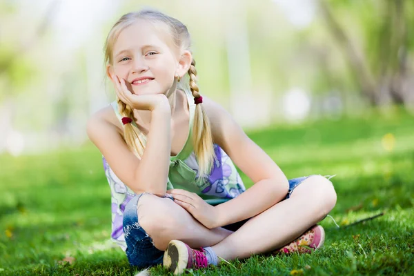 Petite fille dans le parc — Photo