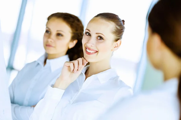 Mujeres en la presentación — Foto de Stock