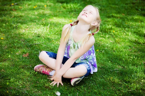 Petite fille dans le parc — Photo