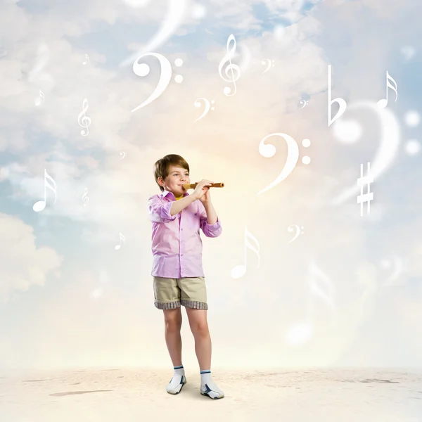 Chlapec s flétnou — Stock fotografie