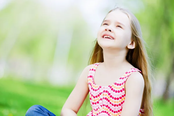 Little girl in park — Stock Photo, Image