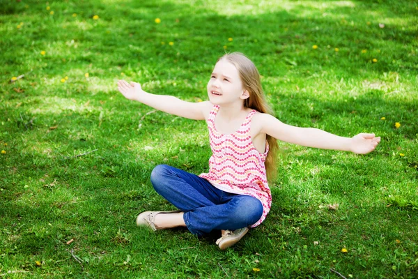 Niña en el parque —  Fotos de Stock