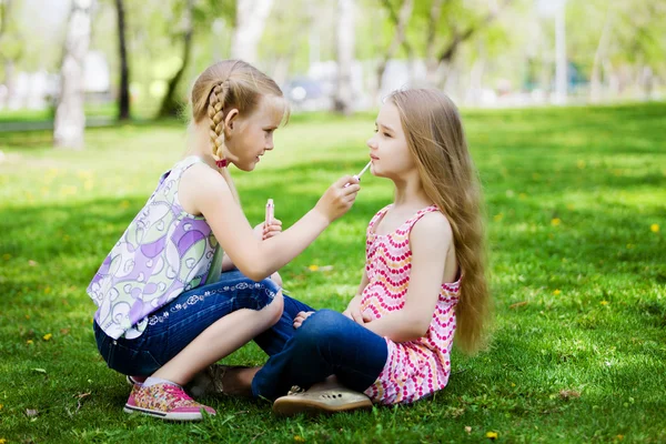 Маленькие девочки в парке — стоковое фото