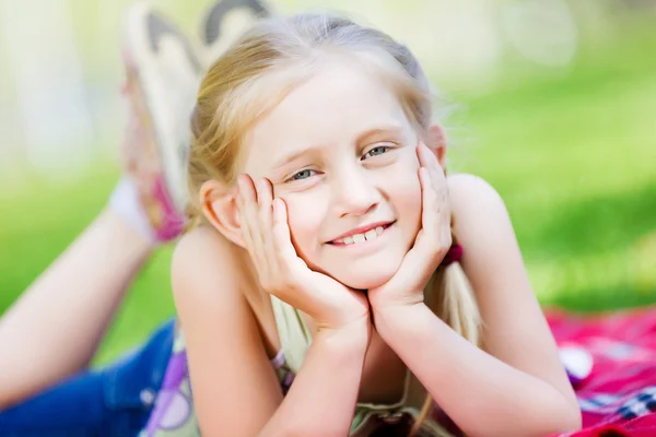 Little girl in park — Stock Photo, Image