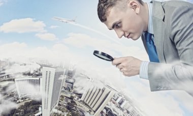 Büyüteç'te görünen adam