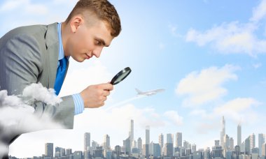 Büyüteç'te görünen adam